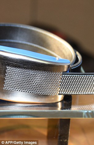 246B8F1400000578-0-This_connected_belt_called_Belty_pictured_monitors_the_wearers_w-a-29_1420475598401