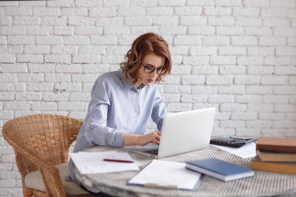 Joven mujer freelance trabaja en la computadora.