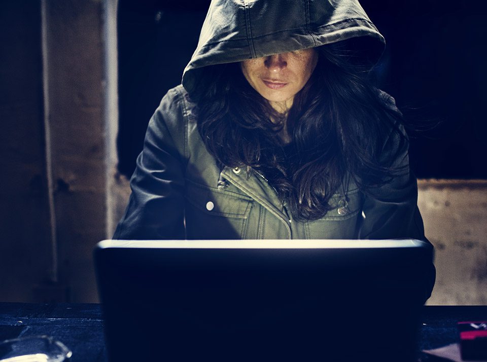 21-Years Old Girl Hacked The Email Account of Selena Gomez