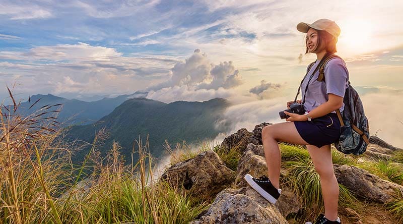 Chica turista en las montañas al atardecer