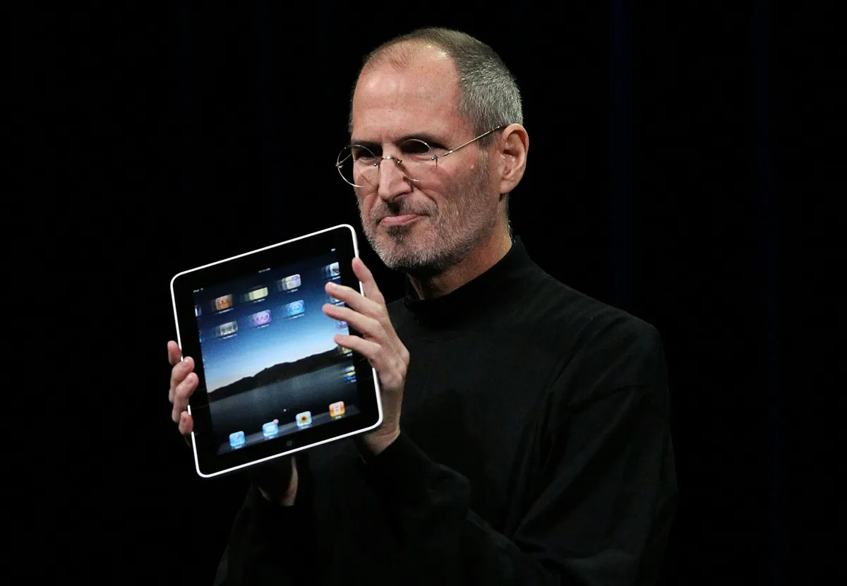 Steve Jobs with Apple ipad