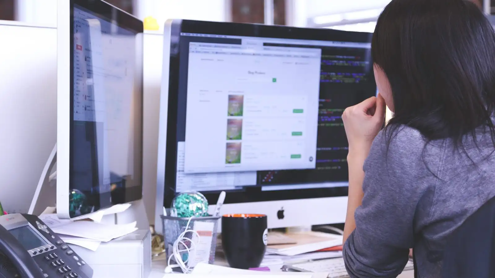 woman using mac